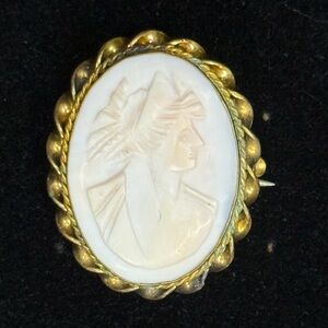 Vintage Shell Cameo Brooch